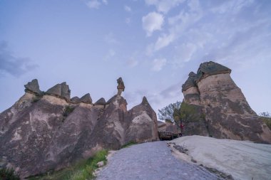 Kapadokya 'nın peri bacalarından çeşitli görüntüler ve gökyüzü