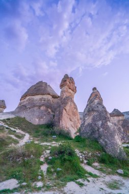 Kapadokya 'nın peri bacalarından çeşitli görüntüler ve gökyüzü