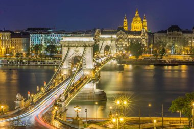 Fotoğraflar, Hungary 'nin başkenti Budapeşte' de çeşitli açılardan gece lambalarıyla çekildi.