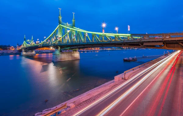 Fotoğraflar, Hungary 'nin başkenti Budapeşte' de çeşitli açılardan gece lambalarıyla çekildi.