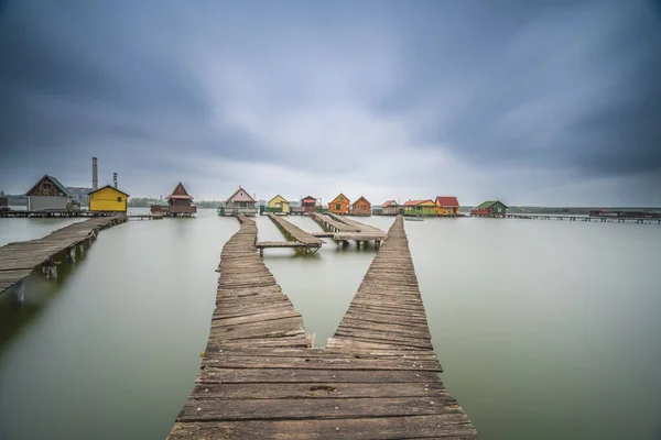 Венгерские Дома Озере Бокод — стоковое фото