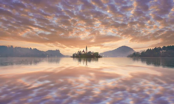 Gölün Etrafında Çekilen Gündoğumu Fotoğrafları Slovenia Renkli Bulutlarla Kanadı — Stok fotoğraf