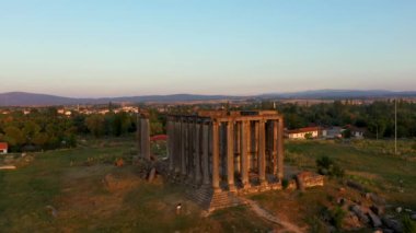 Antik Aizanoi şehrinin hava 4k videoları ve Kutahya Cavdarhisar semtinde gün batımında Zeus tapınağı.