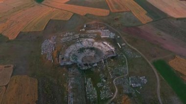 Antik Aizanoi şehrinin hava 4k videoları ve Kutahya Cavdarhisar semtinde gün batımında Zeus tapınağı.