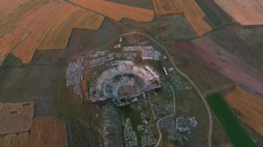 Antik Aizanoi şehrinin hava 4k videoları ve Kutahya Cavdarhisar semtinde gün batımında Zeus tapınağı.