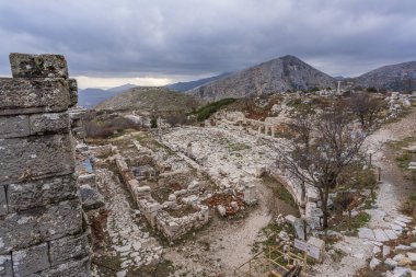 Sonbahar mevsiminde Burdur 'daki Sagalassos antik kenti ve mavi gökyüzünde bulutlar