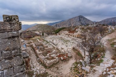 Sonbahar mevsiminde Burdur 'daki Sagalassos antik kenti ve mavi gökyüzünde bulutlar