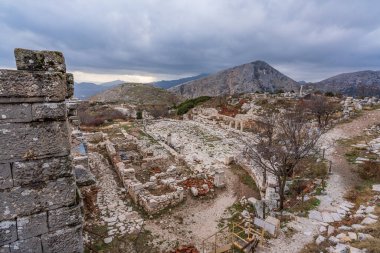 Sonbahar mevsiminde Burdur 'daki Sagalassos antik kenti ve mavi gökyüzünde bulutlar