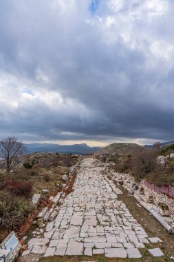 Sonbahar mevsiminde Burdur 'daki Sagalassos antik kenti ve mavi gökyüzünde bulutlar