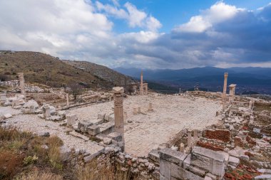 Sonbahar mevsiminde Burdur 'daki Sagalassos antik kenti ve mavi gökyüzünde bulutlar