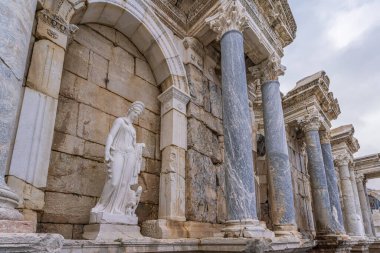 Sonbahar mevsiminde Burdur 'daki Sagalassos antik kenti ve mavi gökyüzünde bulutlar