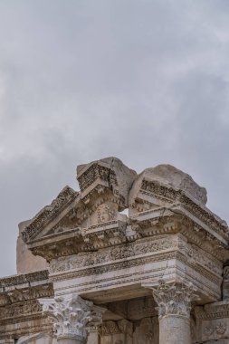 Sonbahar mevsiminde Burdur 'daki Sagalassos antik kenti ve mavi gökyüzünde bulutlar