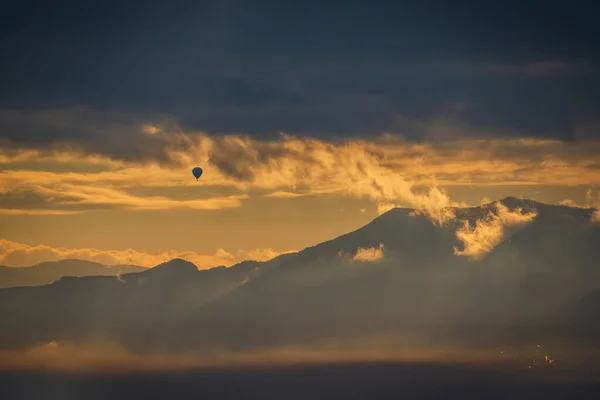 Bulutlar Gün Doğumunda Hareket Eder — Stok fotoğraf