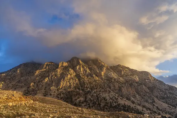 Üzerinde Bulutlar Olan Çorak Dağlar — Stok fotoğraf