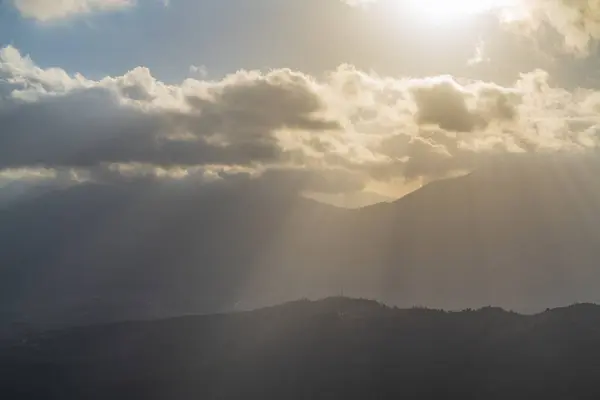 Güneş Dağların Ardından Yükseliyor Bulutların Arasından Işık Sızıyor — Stok fotoğraf
