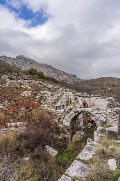 Sonbahar mevsiminde Burdur 'daki Sagalassos antik kenti ve mavi gökyüzünde bulutlar