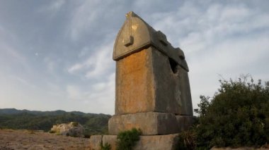 Antalya Kekova Kaleky eski mezarlar ve kale manzarası
