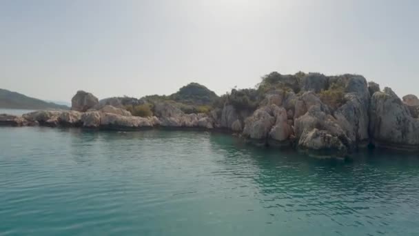カルデア アンタルヤ キョヴァ ボートで青い海から取られた古い入植地のクローズアップビュー — ストック動画