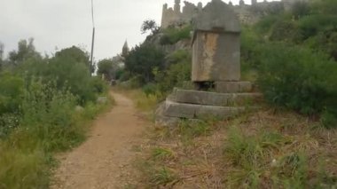 Antalya Kekova Kaleky eski mezarlar ve kale manzarası