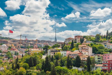 Camlica camii ve kulesi bulutlu bir günde evler ve binalarla dolu.
