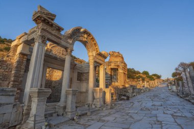 Günbatımı ışığı ve gece ışıklarıyla antik Efes şehrinin kalıntıları.