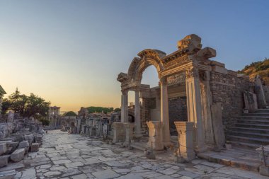 Günbatımı ışığı ve gece ışıklarıyla antik Efes şehrinin kalıntıları.