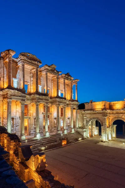 Günbatımı Işığı Gece Işıklarıyla Antik Efes Şehrinin Kalıntıları — Stok fotoğraf