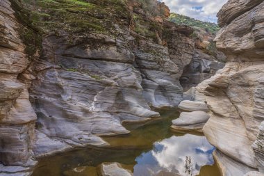 Tasyaran Vadisi ve Usak Türkiye sınırları içinde su tarafından oluşturulan eşsiz kaya oluşumları