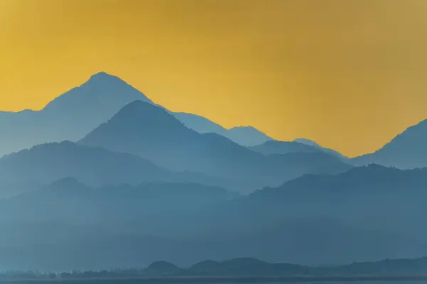 Sisli Dağlarda Sabahın Ilk Işıklarıyla — Stok fotoğraf
