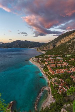 Denizin üzerinde gün batımı