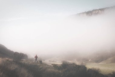 Kula Doğa Parkının ve sisli bir günde çekilen bacaların fotoğrafları.