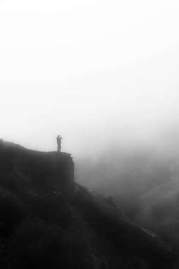 Kula Doğa Parkının ve sisli bir günde çekilen bacaların fotoğrafları.