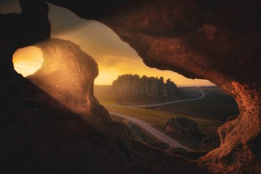 Sisli dağlarda sabahın ilk ışıklarıyla