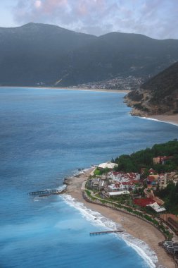 Deniz kıyısının günbatımı renklerinde hava görüntüleri