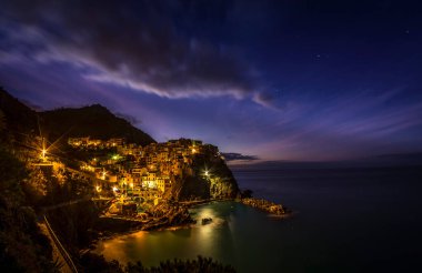 Günbatımı renkleriyle İtalyan Cinque Terre Manarola