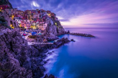 Günbatımı renkleriyle İtalyan Cinque Terre Manarola