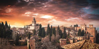 Al Hambra Sarayı 'nın çeşitli yerlerden çekilmiş fotoğrafları.