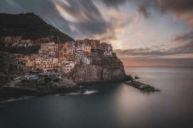 Günbatımı renkleriyle İtalyan Cinque Terre Manarola