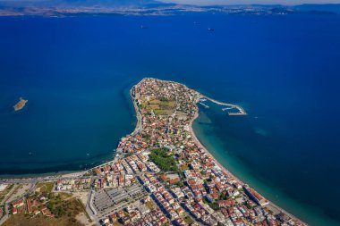 Deniz kıyısının günbatımı renklerinde hava görüntüleri