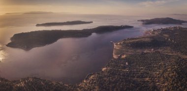 Deniz kıyısının günbatımı renklerinde hava görüntüleri