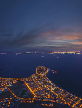 Mavi suyla deniz ve karanın havadan çekilmiş fotoğrafları.