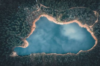 Mavi suyla gölün havadan çekilmiş fotoğrafları.