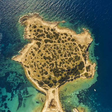 Deniz kıyısının günbatımı renklerinde hava görüntüleri