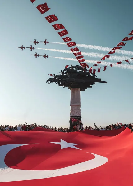 Türk bayrağı ve savaş jetleri gökyüzünde