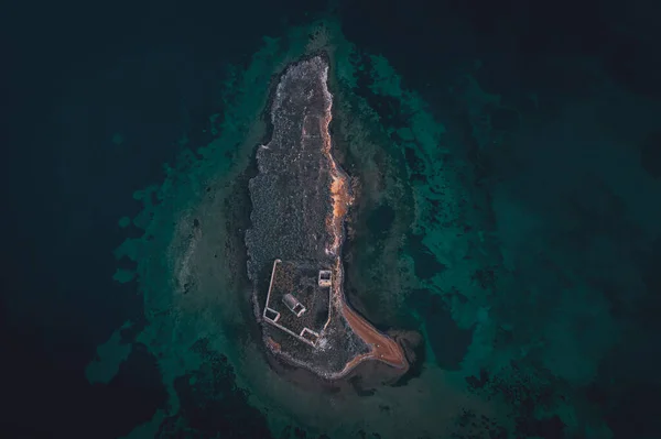 Denizin ortasındaki adanın havadan çekilmiş fotoğrafı.