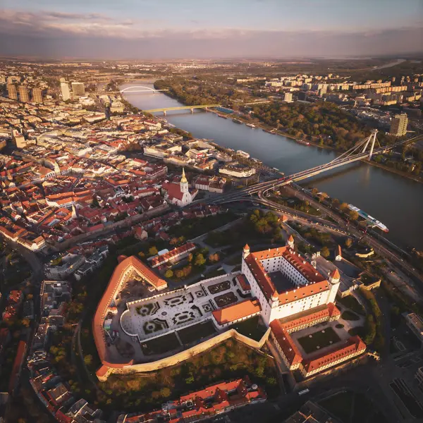 Luftaufnahmen Der Burg Bratislava Mit Den Farben Des Sonnenuntergangs — Stockfoto