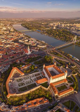 Bratislava kalesinin günbatımı renklerinde havadan çekilmiş fotoğrafları.