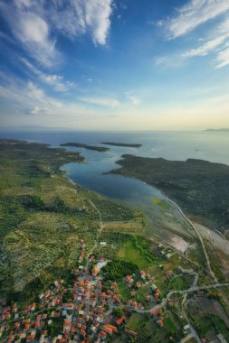 Deniz kıyısının günbatımı renklerinde hava görüntüleri