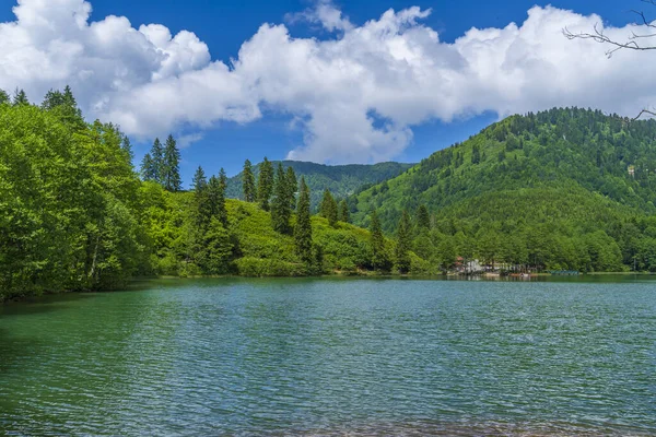 Artvin Borcka Kara Gölü ve çevresindeki doğal manzara dağları bulutlar ve ağaçlar