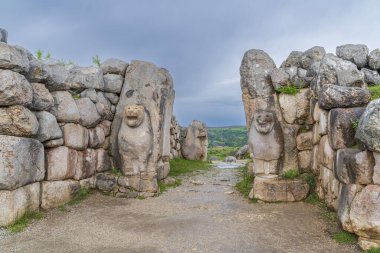 Hattusa antik kenti, Hitit İmparatorluğu 'nun başkenti Corum' un sınırları içinde yer alır. Şehrin duvarları, tüneller, heykeller, peyzaj kabinleri kapılar.